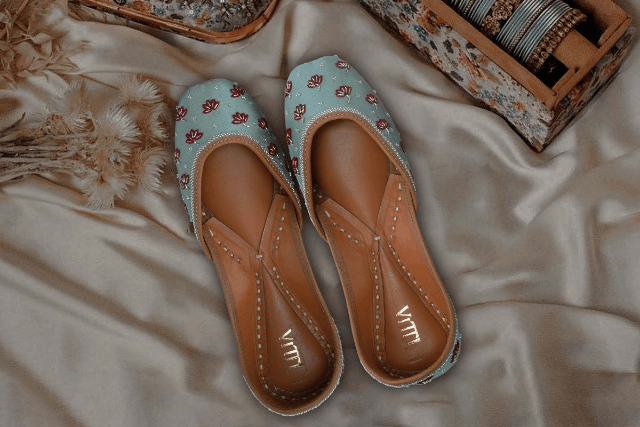 Juttis and comfort: discussing the comfort features of juttis and how they can benefit the feet.