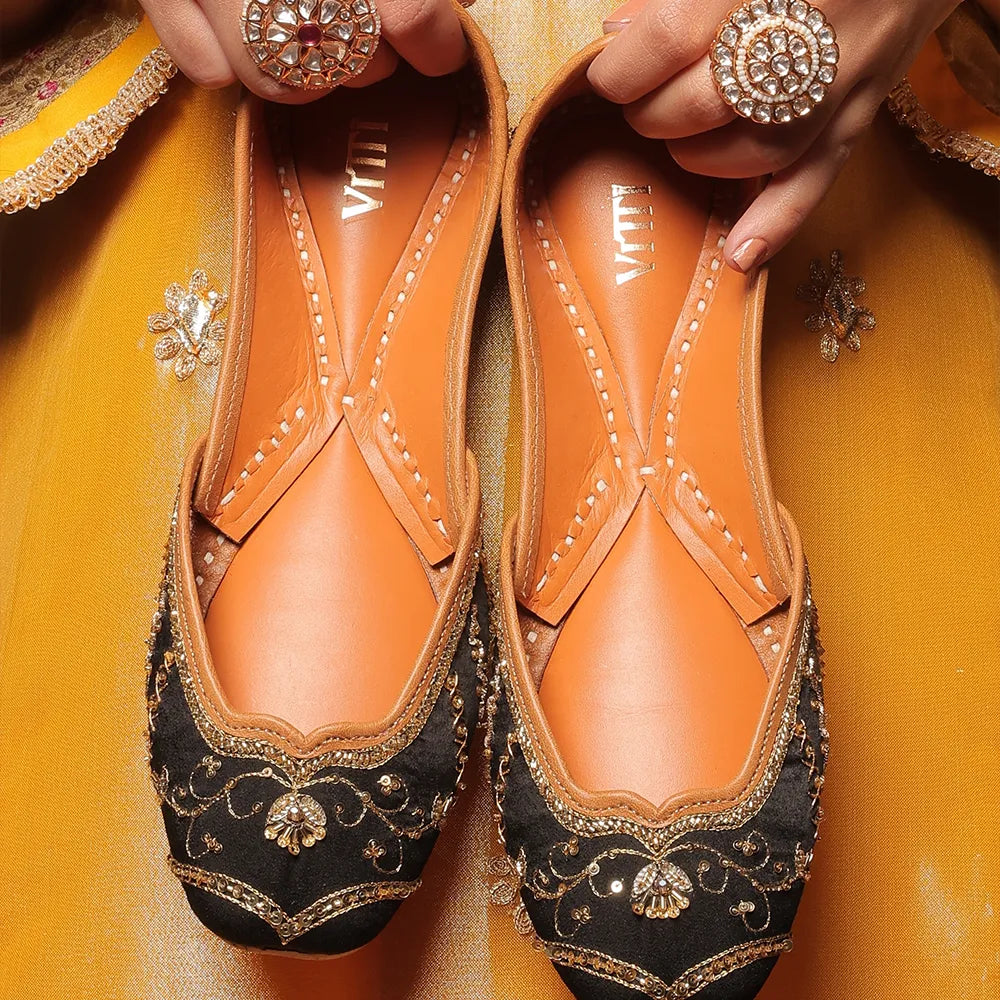 KALA SHAH KALA JUTTI: (Black Juttis)