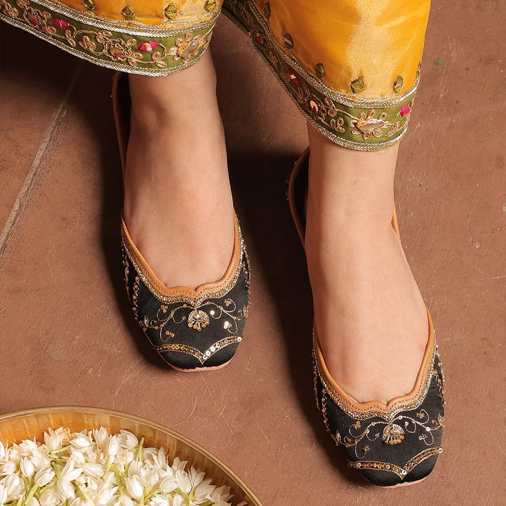 KALA SHAH KALA JUTTI: (Black Juttis)
